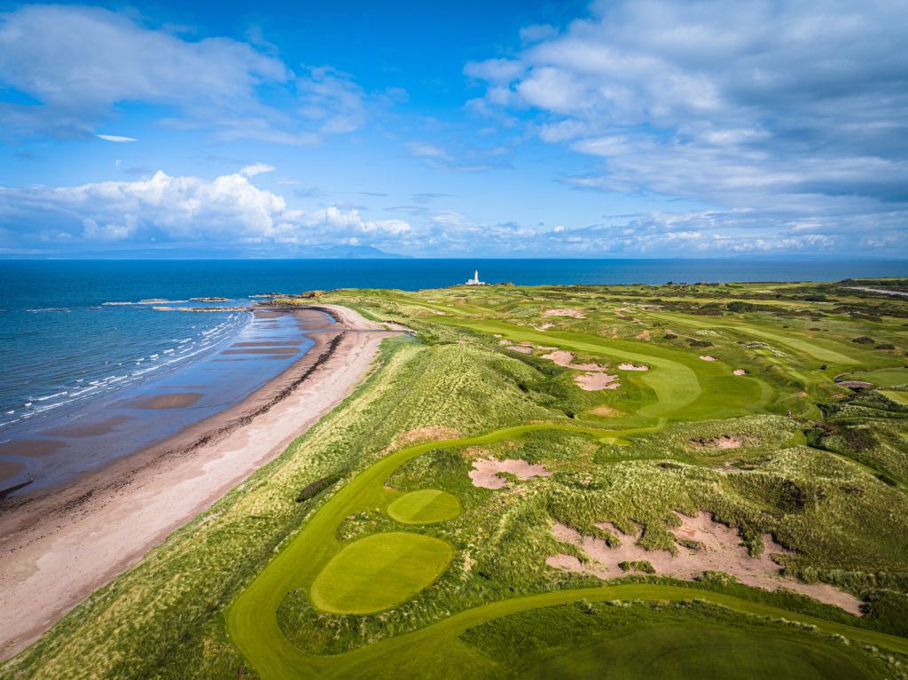 A links hole curving along the beach